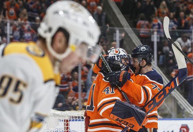 Zklamaný Matt Duchene z Nashvillu (v popředí) a za ním radující se golman Edmontonu Mike Smith (vlevo) a Oscar Klefbom