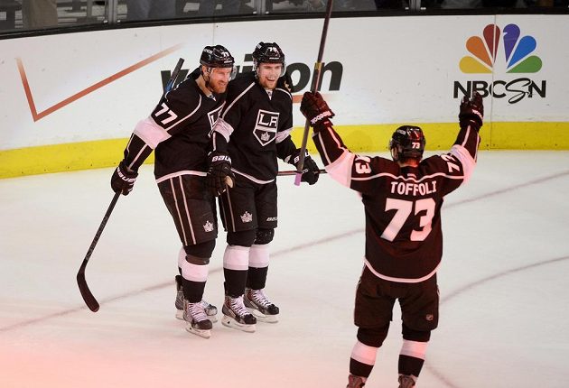 Tanner Pearson (70) slaví se spoluhráči Jeffem Carterem (77) a Tylerem Toffolim (73) poslední gól ve čtvrtém zápase semifinále NHL s Chicagem.
