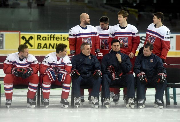 Hokejisté české reprezentace (zleva): Jan Hejda, Jaromír Jágr a trenéři Ondřej Weissmann, Vladimír Růžička a Jaroslav Špaček, nahoře: Radek Smoleňák, Jan Kolář, Lukáš Radil a Tomáš Hertl během fotografování týmu v holešovické Tipsport Areně.