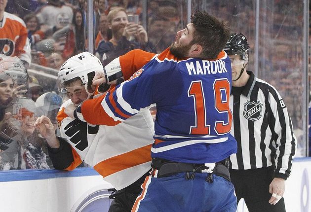 Bitka mezi Brandonem Manningem (23) z Philadelphie a Patrickem Maroonem (19) z Edmontonu.