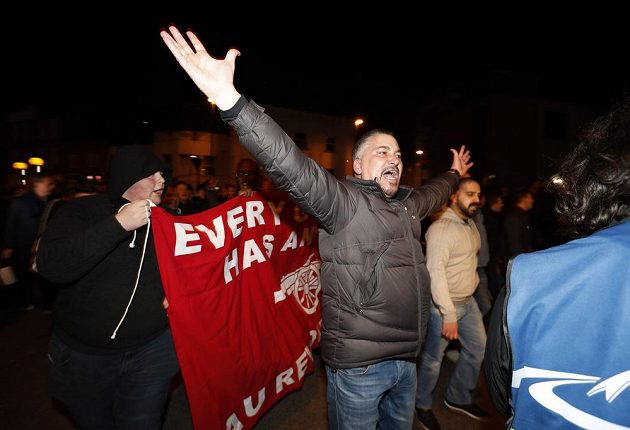 Fanoušci Arsenalu dali i před bitvou s Bayernem v Lize mistrů najevo, že by měl z klubu odejít francouzský trenér Arséne Wenger.