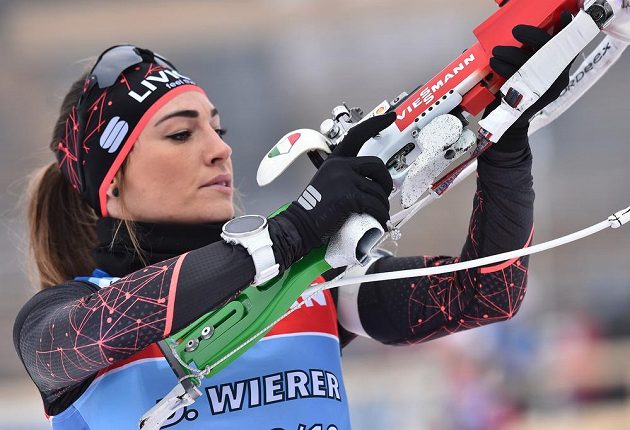 Podmínky na střelnici v Novém Městě na Moravě si v úterý vyzkoušela i vedoucí žena průběžného pořadí SP Italka Dorothea Wiererová.