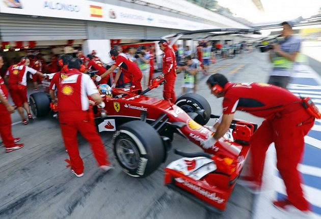 Španěl Fernando Alonso vyjíždí z padoku během kvalifikace na legendárním okruhu v Monze.