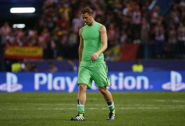Smutný brankář Bayernu Mnichov Manuel Neuer odchází ze hřiště po porážce s domácím Atlétikem Madrid.
