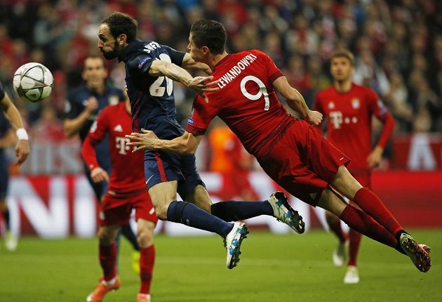 Zadák Atlétika Madrid Juanfran neuhlídal útočníka Bayernu Roberta Lewandowského.