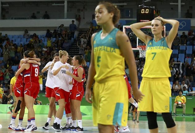 Zklamané basketbalistky Austrálie (v popředí) po čtvrtfinálové prohře se Srbskem. V pozadí slavící soupeřky.
