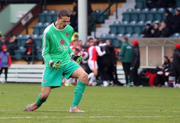 Gólman Slavie Jakub Sirotník slaví gól svých spoluhráčů proti Interu Milán.