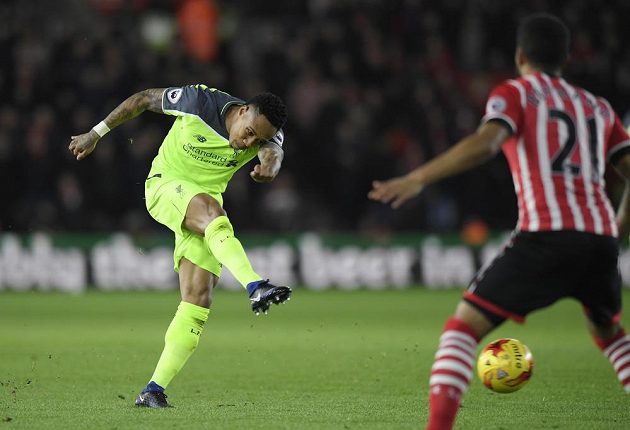 Obránce Liverpoolu Nathaniel Clyne (vlevo) střílí v zápase proti Southamptonu.