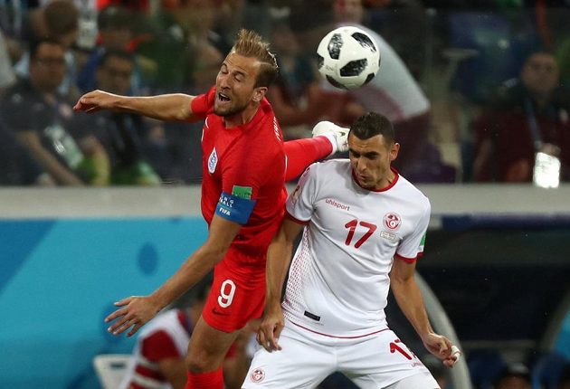 Anglický kapitán a ostrostřelec Harry Kane (vlevo) v souboji s Allijisem Schirím z Tuniska.