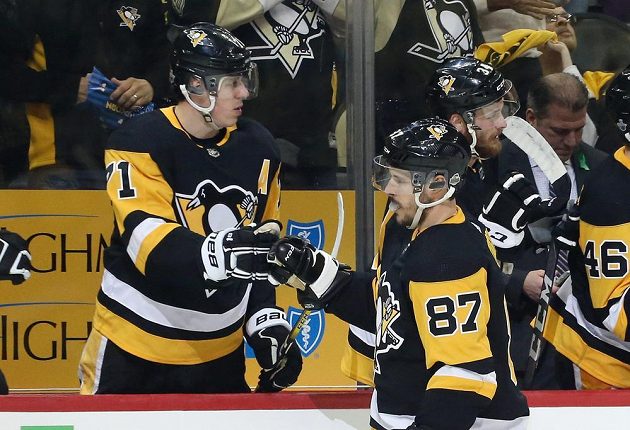 Sidney Crosby (87) z Pittsburghu se raduje z gólu proti Philadelphii, gratuluje mu Jevgenij Malkin (71).