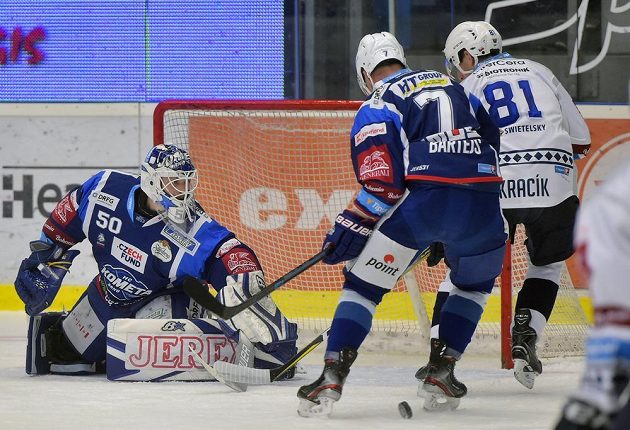 Brankář Brna Karel Vejmelka, jeho spoluhráč Tomáš Bartejs a Jaroslav Kracík z Plzně v akci.