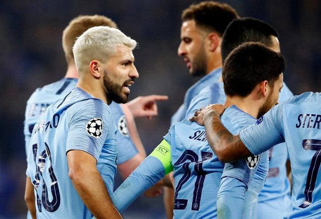 Gólová radost fotbalistů Manchesteru City. Vlevo střelec úvodní branky zápasu Sergio Agüero.