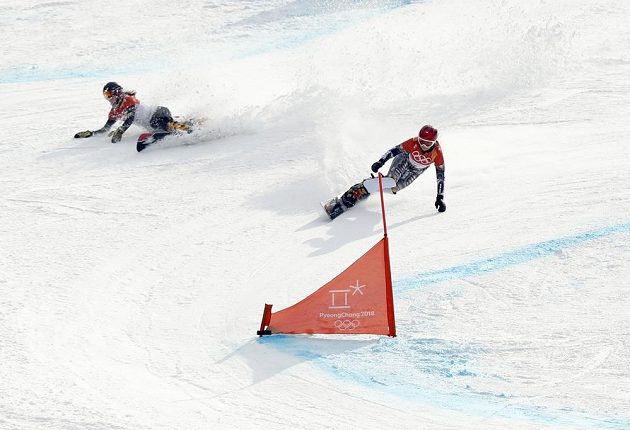 Ester Ledecká (vpravo) v semifinále paralelního obřího slalomu na ZOH v Koreji v souboji s Němkou Ramonou Hofmeisterovou.