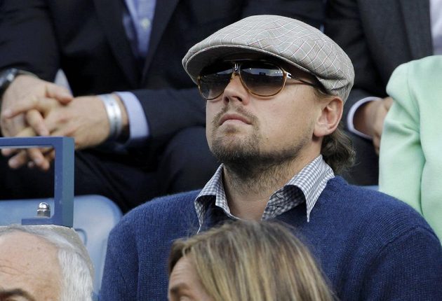 Herec Leonardo Dicaprio sleduje mužské finále US Open mezi Novakem Djokovičem ze Srbska a Španělem Rafaelem Nadalem.