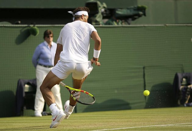Paráda Rafaela Nadala. Španěl v tísni vracel úder Jiřího Veselého v osmifinále Wimbledonu.