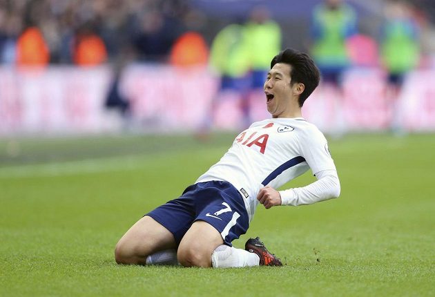 Fotbalisté Tottenhamu porazili v 11. kole anglické ligy v londýnském derby Crystal Palace 1:0. Z gólu se raduje Son Hung-min.