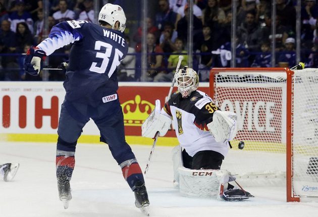 Američan Colin White prověřuje pozornost německého gólmana Mathiase Niederbergera.