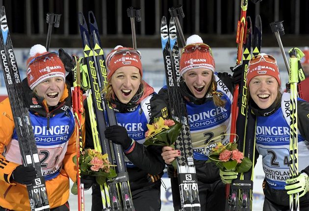 Vítězná německá štafeta. Zleva Franziska Hildebrandová, Franziska Preussová, Vanessa Hinzová a Laura Dahlmeierová.