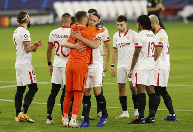 Český brankář Tomáš Vaclík slaví se spoluhráči ze Sevilly výhru nad Krasnodarem v rámci Ligy mistrů.