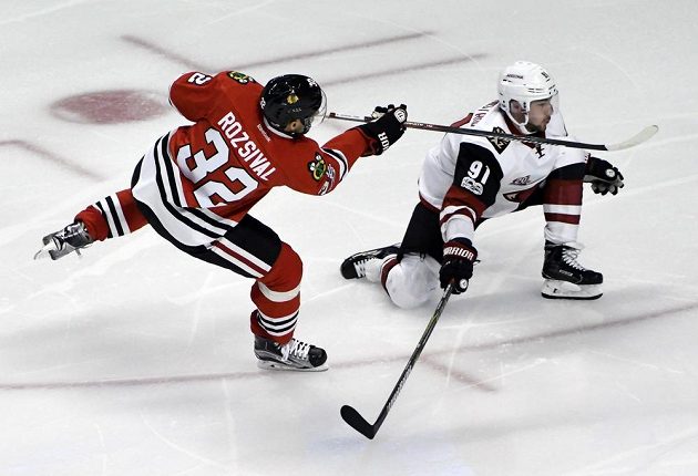 Obránce týmu Chicago Blackhawks Michal Rozsíval střílí v NHL gól do sítě Arizony Coyotes.