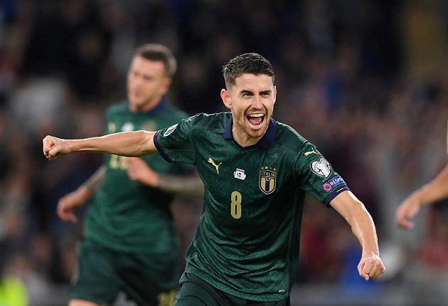 Italští fotbalisté se po Belgičanech stali druhými účastníky ME 2020. Doma dnes porazili 2:0 Řecko a zvítězili i v sedmém utkání skupiny J. Na snímku slaví autor jedné z branek - Jorginho.