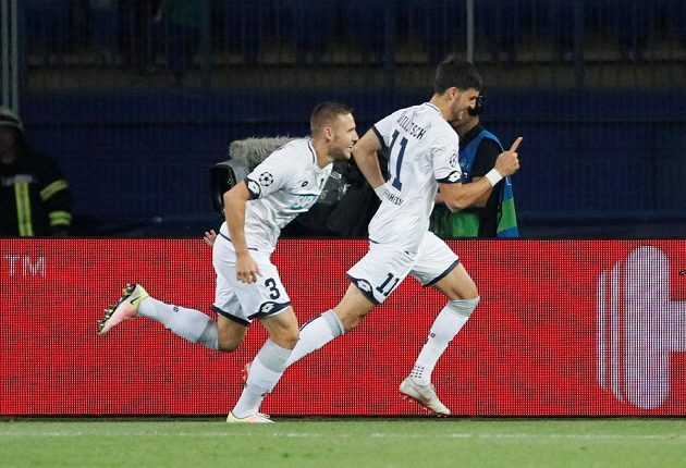 Fotbalisté Hoffenheimu Florian Grillitsch (vpravo) a Pavel Kadeřábek oslavují gól proti Doněcku.