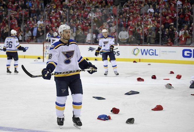 Čepice na ledě tentokrát po hattricku Alexandra Ovečkina. V popředí zadumaný zadák St. Louis Blues Kevin Shattenkirk.