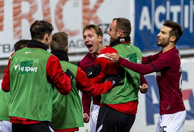 Lukáš Juliš ze Sparty (uprostřed) se raduje z gólu se spoluhráči, vpravo je Michal Trávník.