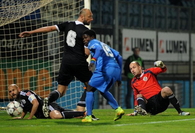 Zleva budějovičtí fotbalisté Ondřej Herzán a Roman Lengyel, uprostřed Francis Narh z Baníku a brankář Dynama Zdeněk Křížek.