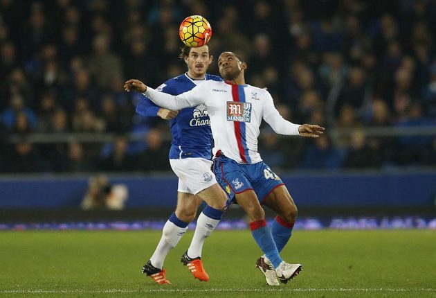 Leighton Baines z Evertonu (vlevo) a Jason Puncheon z Crystalu Palace v dohrávce 15. kola Premier League.