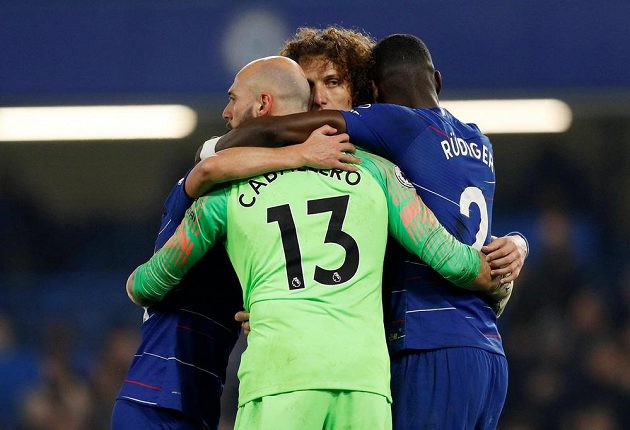 Radost v podání fotbalistů Chelsea po výhře nad Tottenhamem. Brankář Willy Caballero, Antonio Rudiger a David Luiz slaví zisk cenných tří bodů.