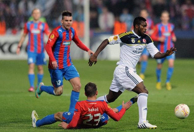 Yobo z Fenerbahce (vpravo) obchází plzeňského útočníka Marka Bakoše v úvodním osmifinálovém utkání Evropské ligy.