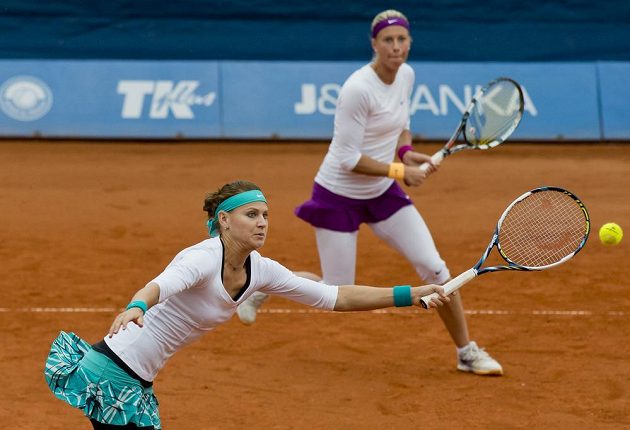 České tenistky Andrea Hlaváčková (vpravo) a Lucie Šafářová během finále čtyřhry na turnaji kategorie ITF Sparta Prague Open.