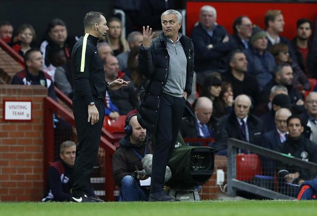 Nasupený kouč Manchesteru United José Mourinho v diskuzi se čtvrtým rozhodčím zápasu s Burnley.