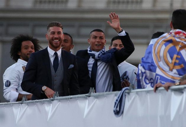 Fotbalisté Realu Madrid oslavují s fanoušky triumf v Lize mistrů. Cristiano Ronaldo se pochlubil i novým účesem.