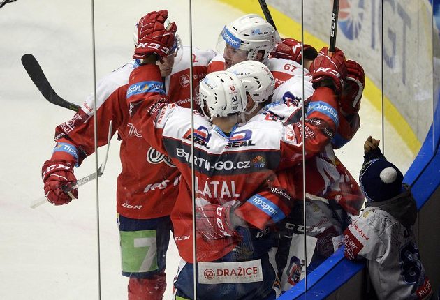 Hokejisté Pardubic se radují z gólu. Malý kladenský fanoušek dává gestem najevo, že se mu euforie hráčů Dynama nelíbí.