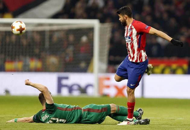 Střelec Atlétika Madrid Diego Costa se dokázal vyhnout zákroku Alexeje Mirančuka z Lokomotivu Moskva v utkání Evropské ligy.