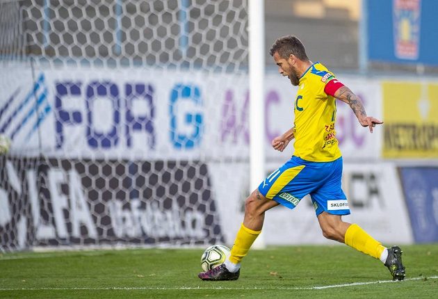 Teplický Jakub Mareš střílí druhý gól. Trefit odkrytou branku pro zkušeného hráče nebyl žádný problém.
