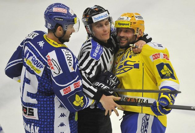Vášně vzplály. Vlevo Leoš Čermák z Brna a vpravo Petr Leška ze Zlína při čtvrtém čtvrtfinále play off hokejové extraligy