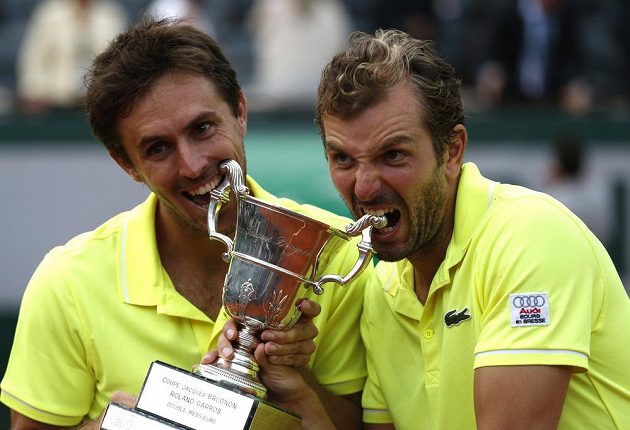 Šampióni v mužském deblu - Julien Benneteau (vpravo) a Edouard Roger-Vasselin.