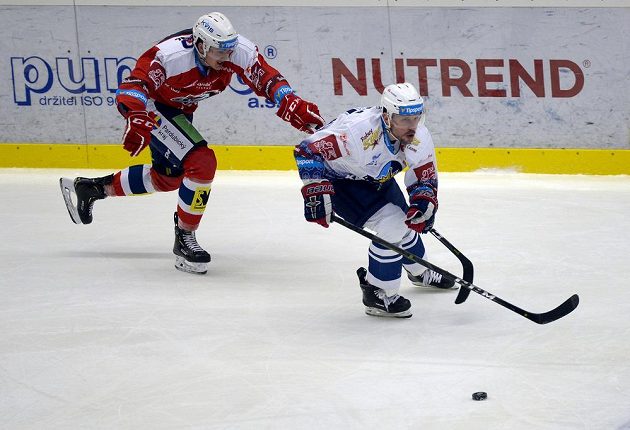 Matej Paulovič z Pardubic stíhá kladenského Petra Vampolu v důležitém extraligovém utkání.