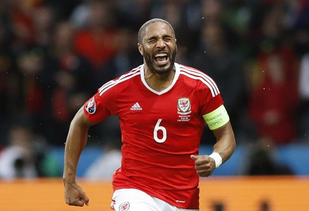 Velšský obránce Ashley Williams se raduje z vyrovnávací branky ve čtvrtfinále ME proti Belgii.