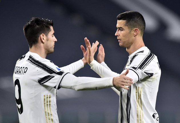 Hvězda Juventusu Turín - Cristiano Ronaldo - oslavuje vstřelený gól se spoluhráčem Alvarem Moratou.