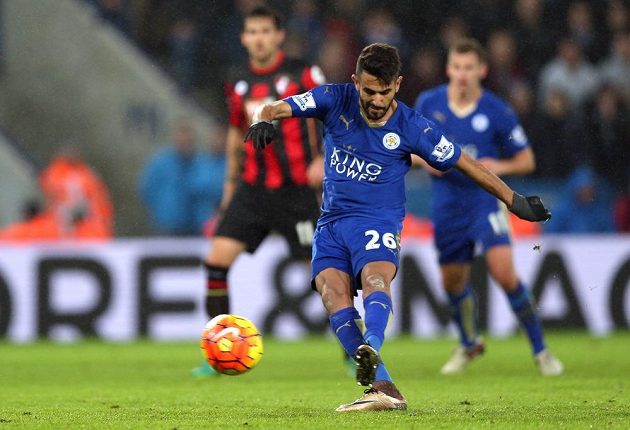 Záložník Leicesteru Rijád Mahríz (na snímku) neproměnil v utkání proti Bournemouthu pokutový kop.
