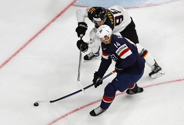 Americký hokejista Jeff Blashill v souboji s Němcem Frederikem Tiffelsem v utkání skupiny A na mistrovství světa.