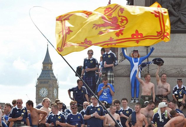 Skotští fanoušci na londýnském náměstí Trafalgar Square před zápasem s Anglií.