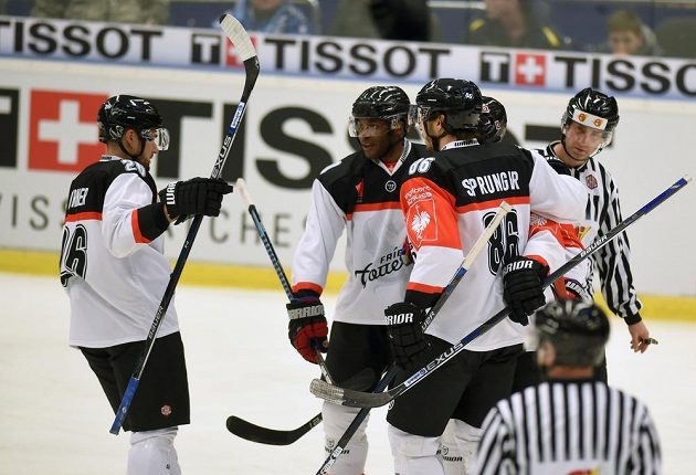 Hráči Fribourgu se v Ostravě radují z gólu, zcela vlevo je český legionář Michal Birner.