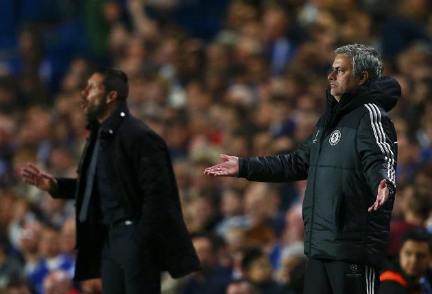 Trenér Chelsea José Mourinho (vpravo) a kouč Atlétika Madrid Diego Simeone během odvetného zápasu semifinále Ligy mistrů.