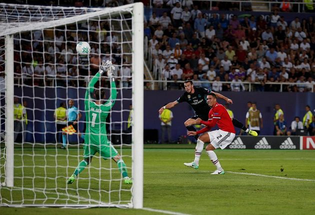 Gareth Bale (uprostřed) z Realu Madrid trefuje v utkání o Superpohár břevno.