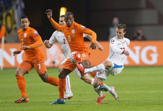 Vladimír Darida (vpravo) během kvalifikačního zápasu v Amsterdamu v souboji s Nizozemcem Georginiem Wijnaldumem, za nímž je Pavel Kadeřábek (2), vlevo Memphis Depay.